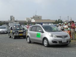 白バイ、パトカーに続き青パト車行進